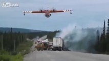 Un canadair éteint un incendie lors d'un accident de voiture