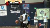 Gros dunk de Mario Balotelli pendant un entraînement du Milan AC à Miami!!