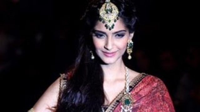 Sonam Kapoor Walks the Ramp at IIJW Grand Finale 2013