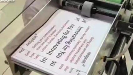 La machine qui fabrique des avions en papier en série