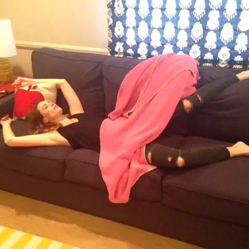 Met toi à l'aise!! Et vire la fille du canapé ahaha!!