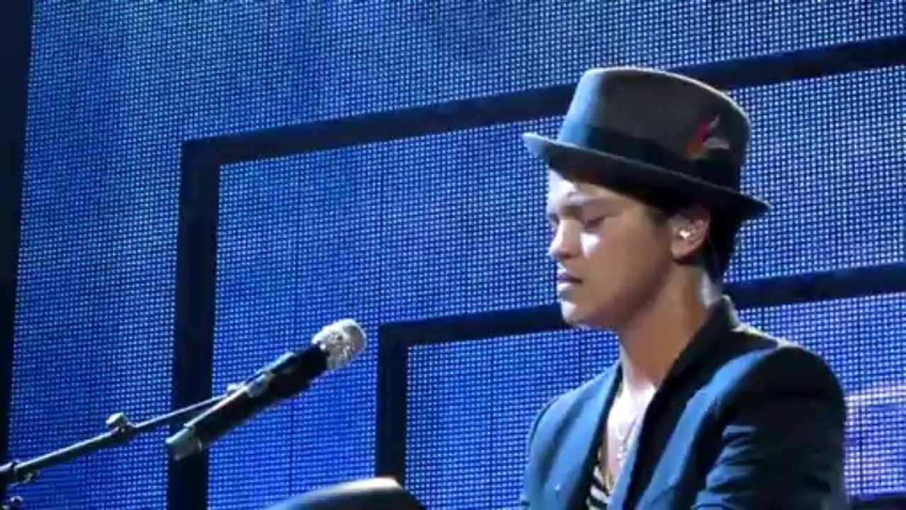Bruno Mars - It Will Rain - Live HD Featuring Skylar Grey at Brixton Academy in London - YouTube.flv-muxed