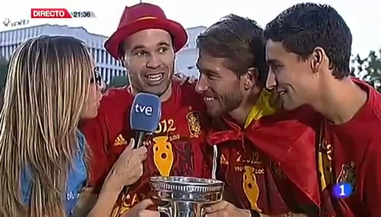 Xavi, Mata, Torres, Sergio Ramos e Iniesta pasan por el microfono de TVE - YouTubeSnips