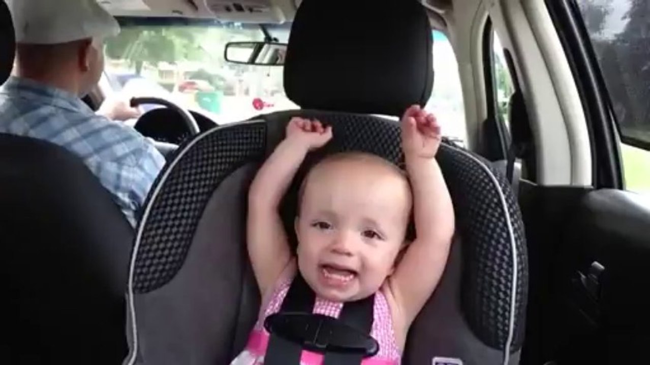 Un bébé chante Elvis Presley!! 20 mois seulement et déjà une candidate à la Star Ac!!