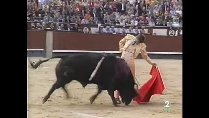 Eugenio de Mora dos orejas y cornada en Madrid