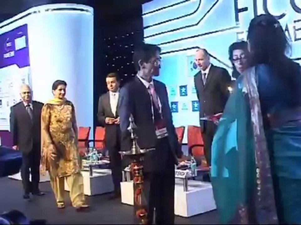 uncut:kareenqa kapoor inaugrates FICCI FRAMES 2013