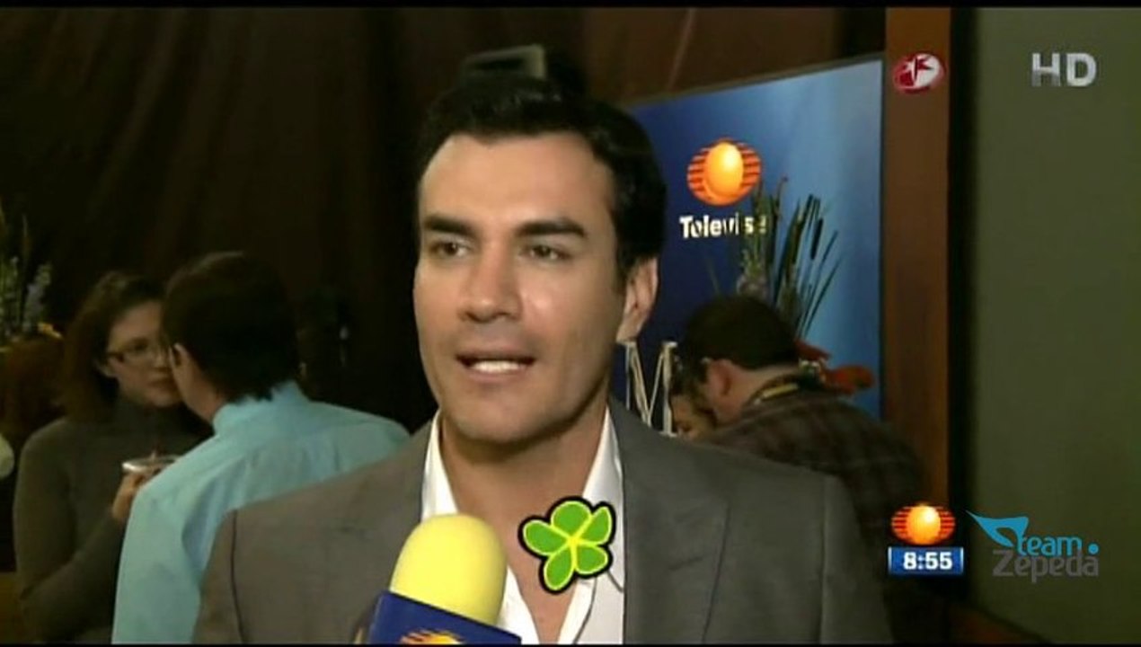 David Zepeda @davidzepeda1 y elenco se reunió para ver el primer capítulo || 1N