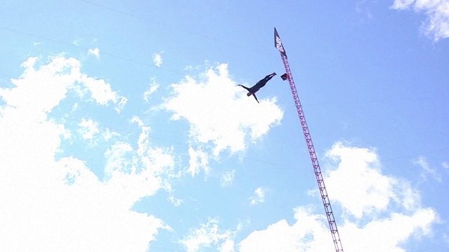 Les meilleurs plongeurs sautent de 25 mètres dans le lac de Tignes