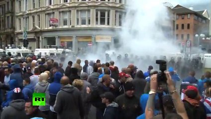 Violentes émeutes de Belfast entre protestants et policiers!! Briques et lances à eaux..