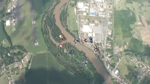 PARACHUTISME - CHAMPIONNATS DE FRANCE VICHY 2013 - VR8 « 8 Crétins Hors Zone Cahors-Clermont Saut2»- 9aout13