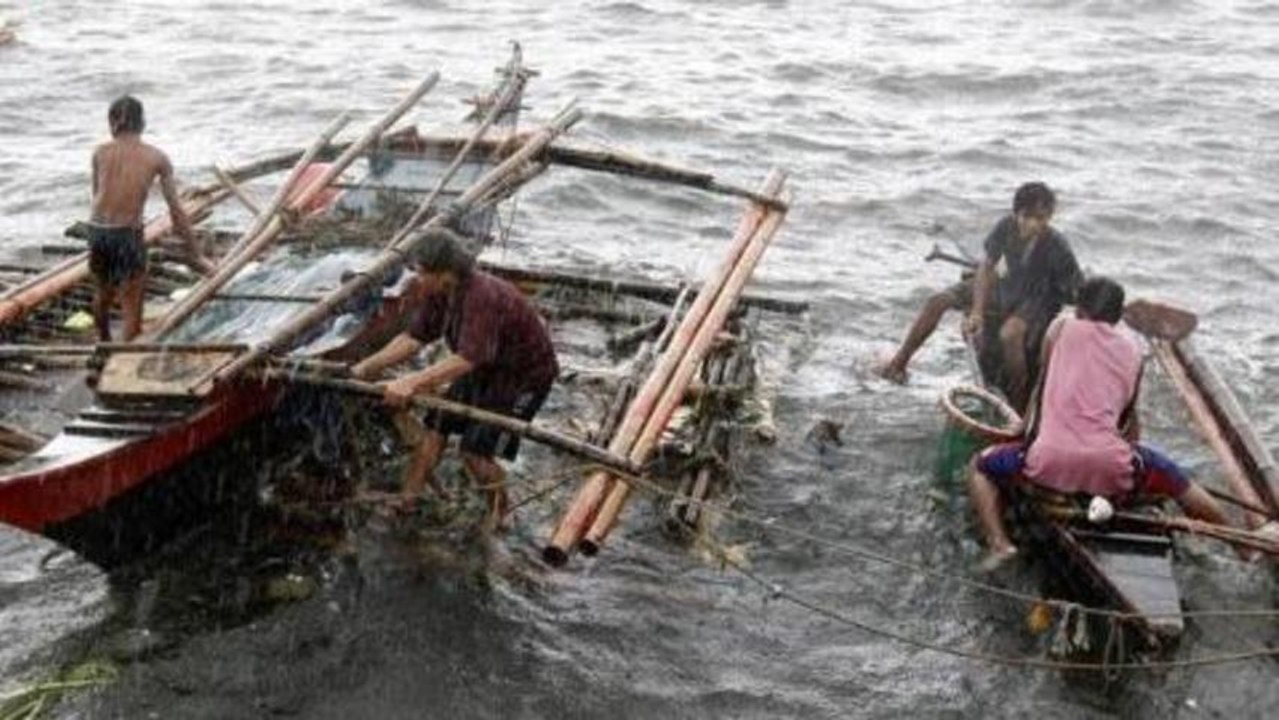 Typhoon Utor batters northern Philippines