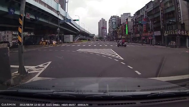 Terrible accident de scooter en Chine!!! Le pilote est projeté au delà de la route...