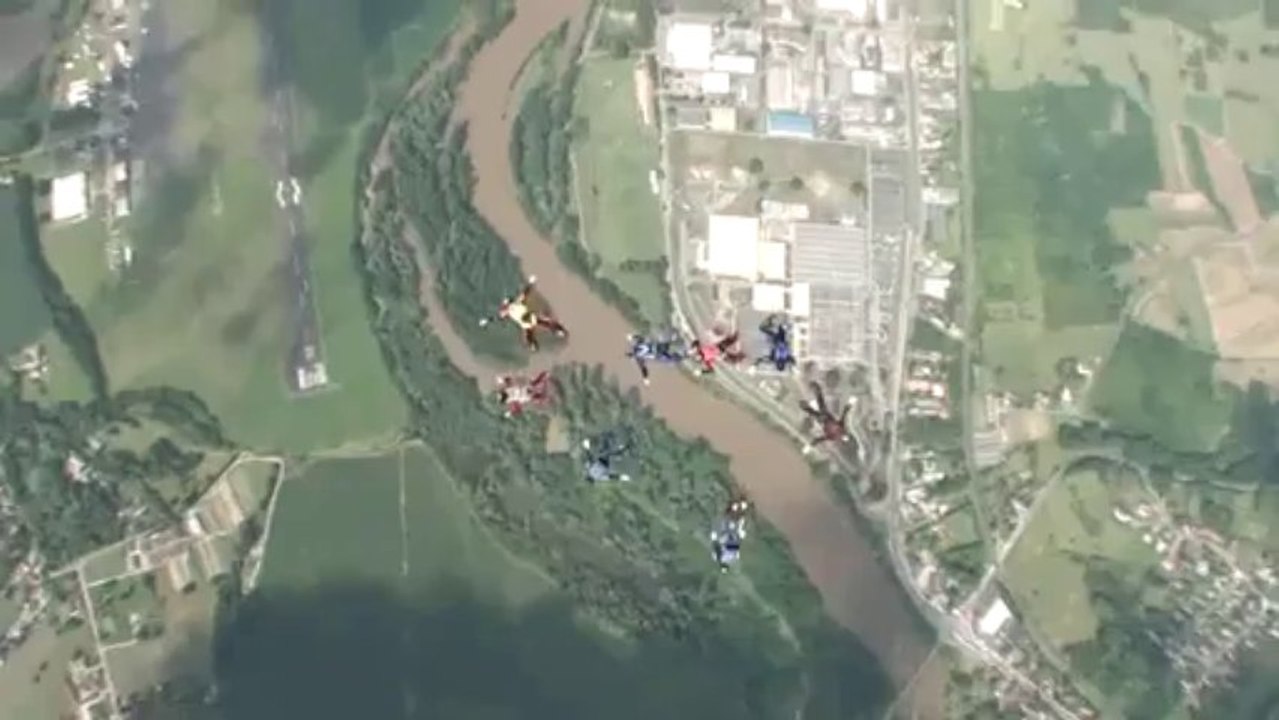 PARACHUTISME - CHAMPIONNATS DE FRANCE VICHY 2013 - VR8 « 8 Crétins Hors Zone Cahors-Clermont Saut2»- 9aout13