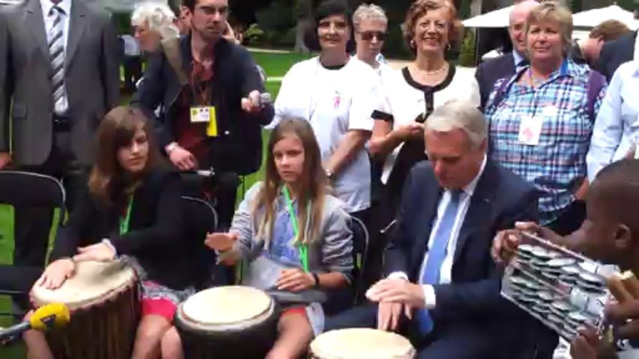 Ayrault s'essaie au djembé dans les jardins de Matignon