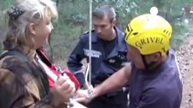 Trapped tourists rescued from Ukrainian cable car