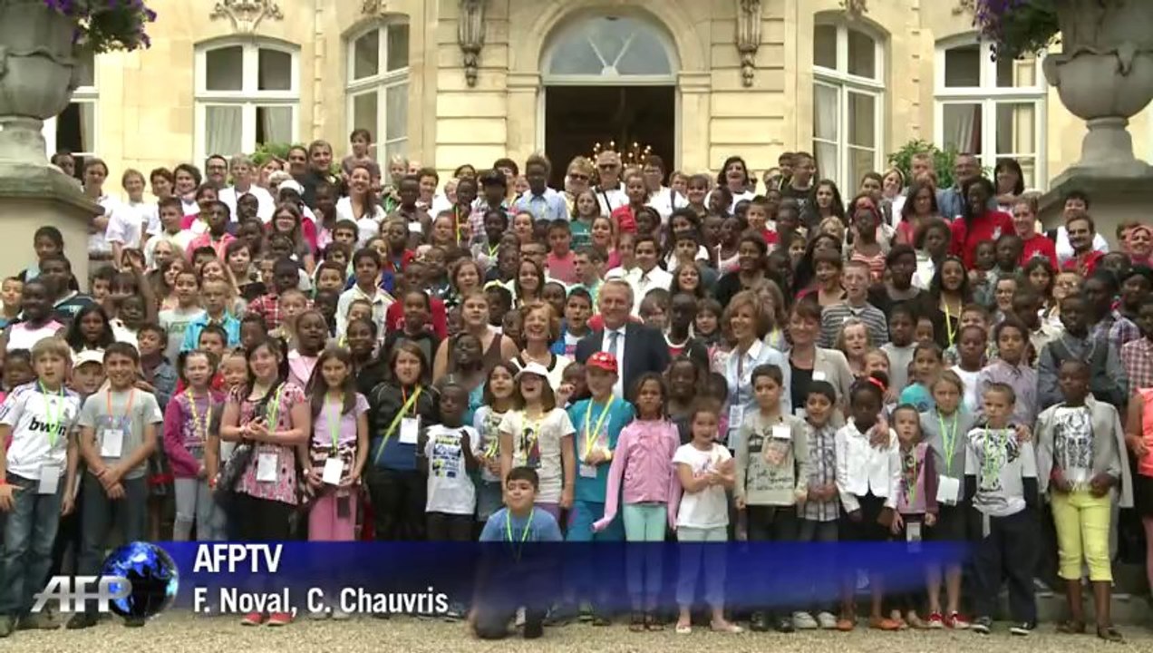 French PM receives 300 under-privileged children