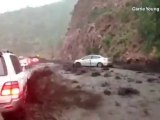 Un río en Estados Unidos arrastra dos vehículos durante inundación