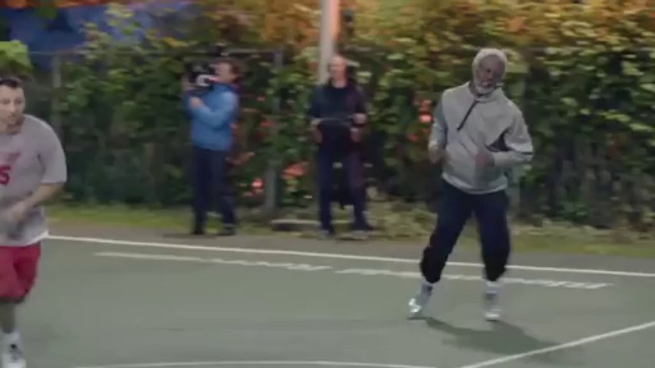 Un vieux joueur de basket domine les jeunes