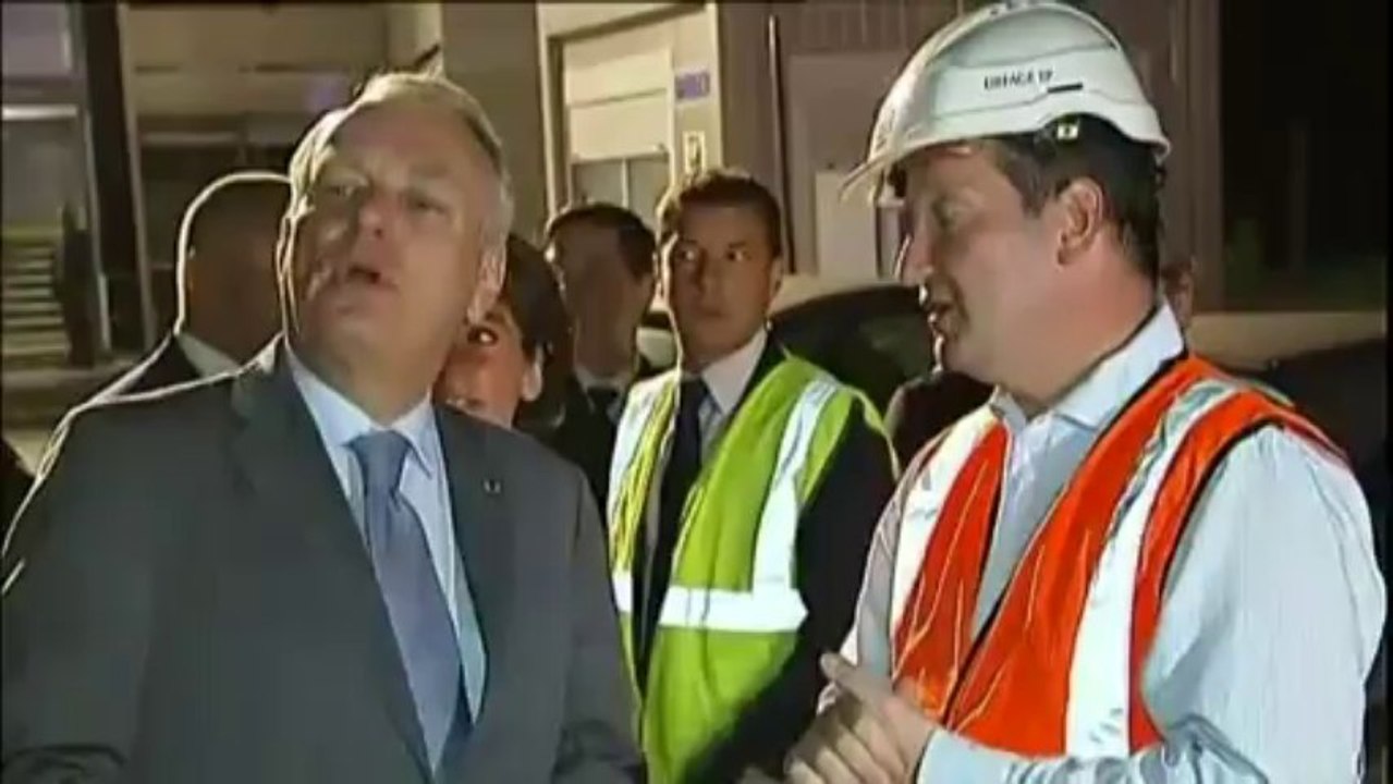 Ayrault rend visite aux ouvriers du futur tram à Vélizy-Villacoublay