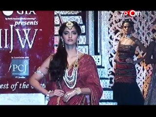 Sonam Kapoor & Chitrangada Singh at the Grand Finale of IIJW 2013