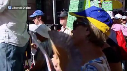 Cascos llega a la Audiencia Nacional andando y entre insultos