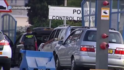 Lanzamiento de bloques de hormigón al mar en Gibraltar