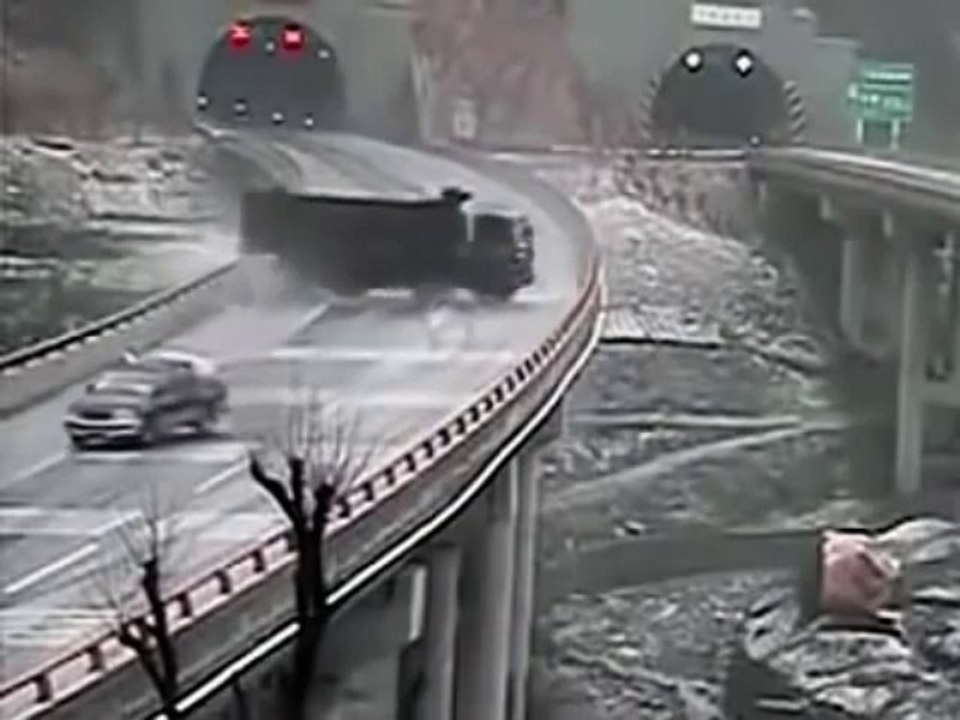 Huge aquaplaning cars & trucks accident on a bridge!!