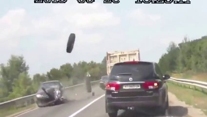 Download Video: Un pneu de camion en pleine face et à pleine vitesse... Encore un accident RUSSE!!