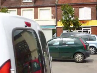 Grandvilliers : départ de deux automobiles du début du XXe siècle