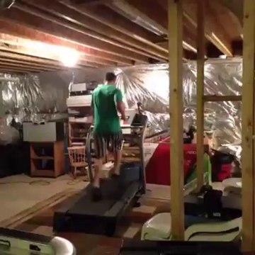 Grosse chute d'un coureur sur un tapis de course...