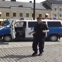 Ce flic danse dans la rue sur le son des spice girls "Wannabe"... Y'en a vraiment des bons...