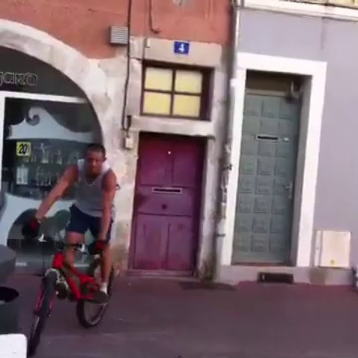 Quelques pas de vélo.