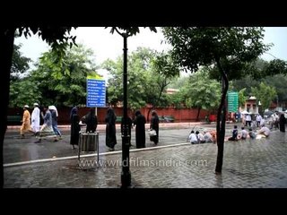 Groups of Burkha girls and little kids begging for Eidi : Eid in Agra