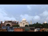 Time Lapse : Smoky clouds above the Taj Mahal