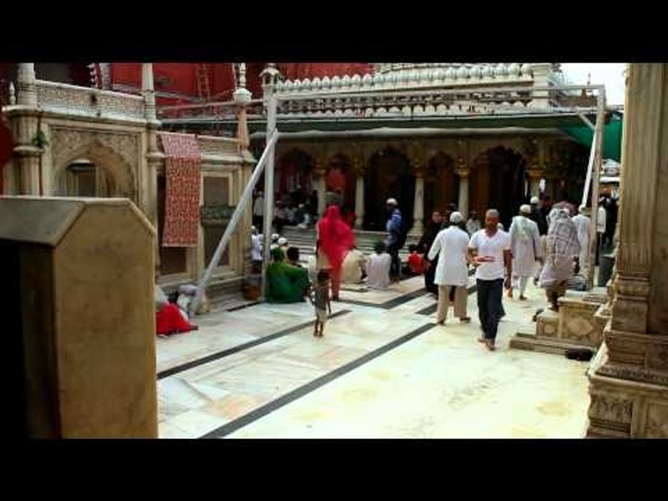 People gathered for Iftar at Nizamuddin Dargah