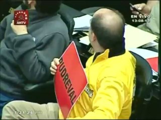 Diputado del Psuv presenta fotos personales de Óscar López como "pruebas concretas" de corrupción