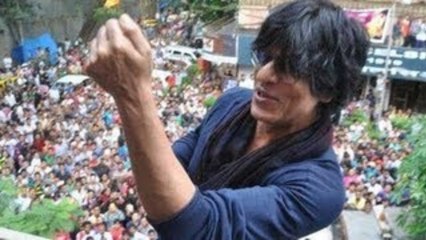 Fan Robs Shahrukh Khan's Muffler Gifted By Rohit Shetty