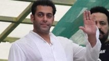 Salman Khan Celebrates Eid With Fan @ His Residence !