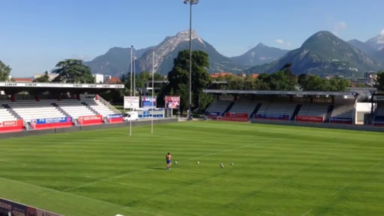 Séance de coups de pieds pour Julien Caminati