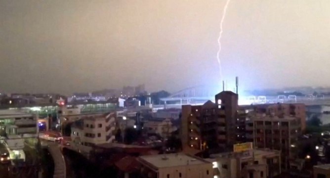 Les images spectaculaires d'un train frappé par la foudre au Japon