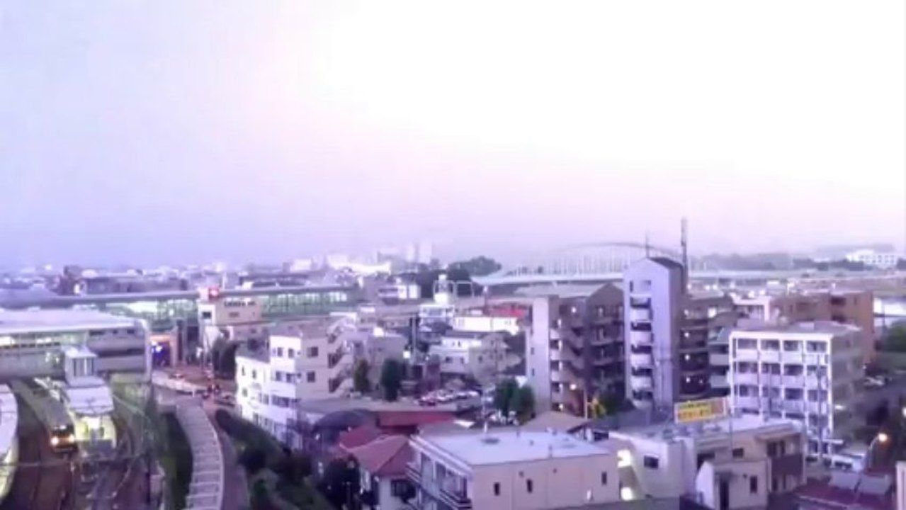 Monster-Blitz schlägt in Zug in Tokio ein