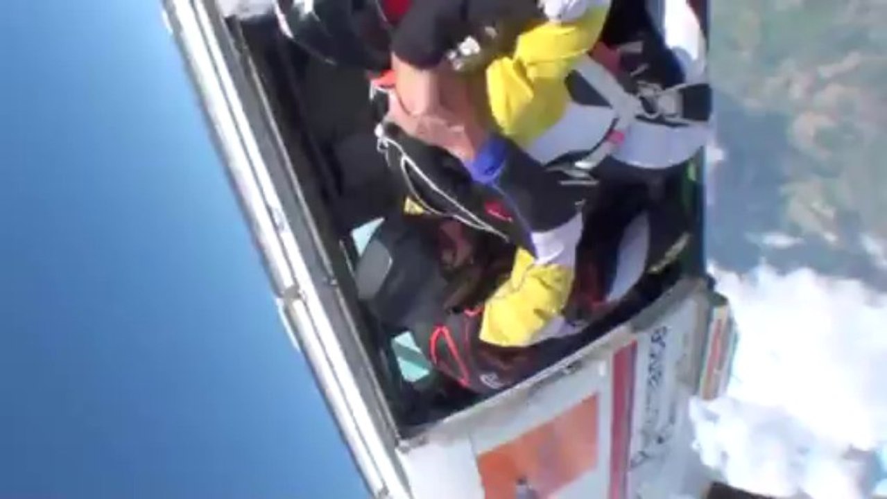 PARACHUTISME - CHAMPIONNATS DE FRANCE VICHY 2013 – Freefly « Les Voyous Genoble Corbas Saut4»- 9aout13.wmv