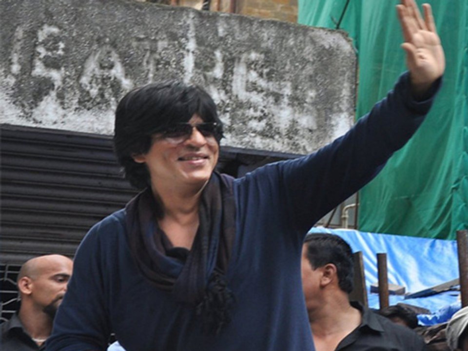 OMG Shahrukhs muffler robbed by fan