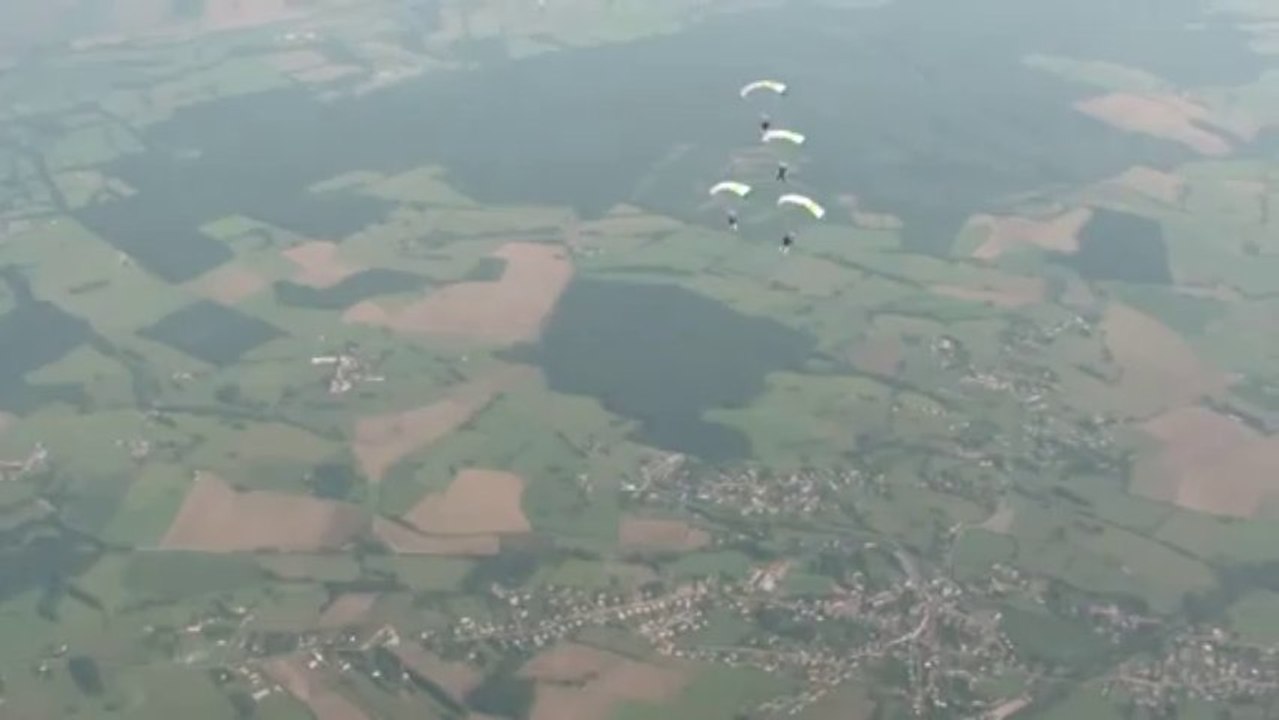 PARACHUTISME - CHAMPIONNATS DE FRANCE VICHY 2013 – VC4 « Anger Saumur Tours Pays de la Loire Saut 1»- 9aout13