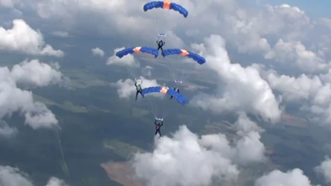 PARACHUTISME - CHAMPIONNATS DE FRANCE VICHY 2013 – VC4 « PC Indre Besançon Saut2»- 9aout13