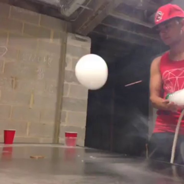 Il fume une énorme bulle!! Par contre c'est pas du tabac LOL...