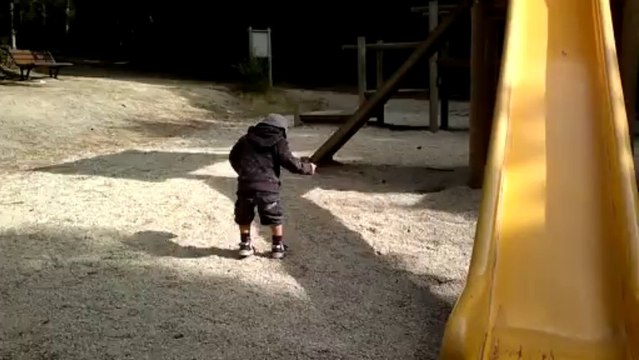 Le toboggan jaune... toujours à l'envers !