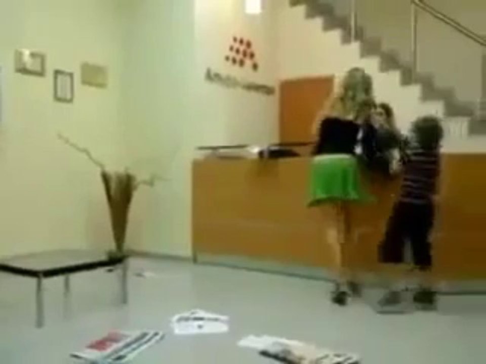 Sale gosse tire la jupe de sa mère sexy