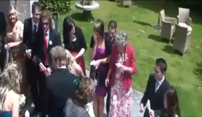 Une mamie pense jeter des confettis lors d'un mariage