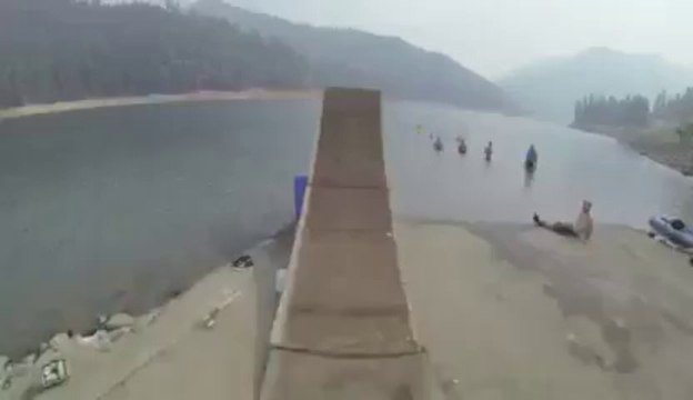 Saut énorme dans un lac